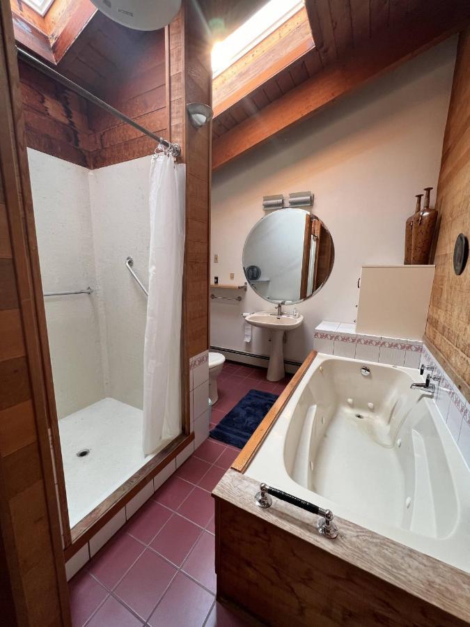 Cypress: Private Bedroom/Bathroom/Office, With Shared Pool, Hot Tub Северный Ванкувер Экстерьер фото