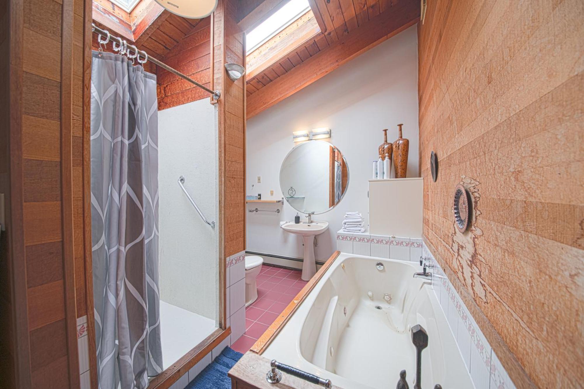 Cypress: Private Bedroom/Bathroom/Office, With Shared Pool, Hot Tub Северный Ванкувер Экстерьер фото